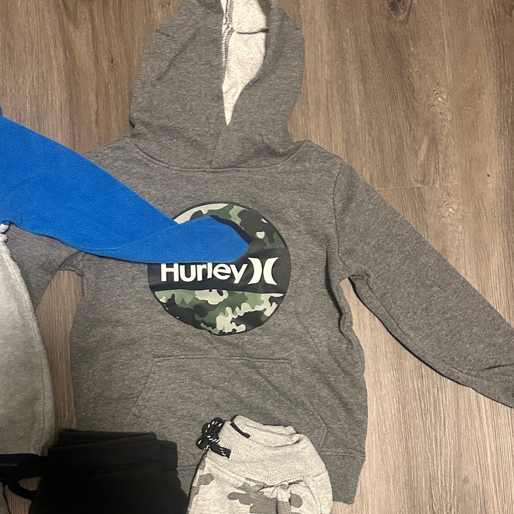 Boys Bundle Tops and Shorts 5/6 - Picture 4 of 4